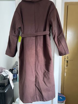 Chaqueta larga marrón con cinturón