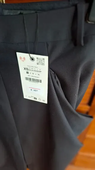 Saia preta com bolsos drapeados