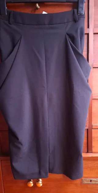 Saia preta com bolsos drapeados