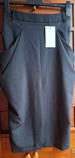 Saia preta com bolsos drapeados