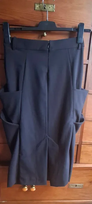 Saia preta com bolsos drapeados