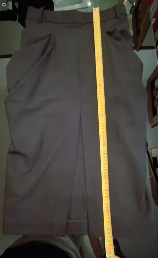 Saia preta com bolsos drapeados