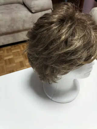 Peluca castaña con mechas rubias