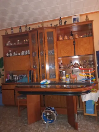 Librería vintage con mesa a juego