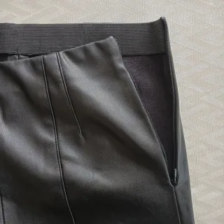 Pantalones efecto piel Zara