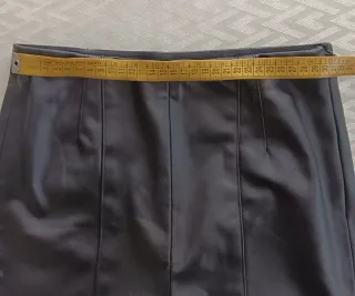 Pantalones efecto piel Zara