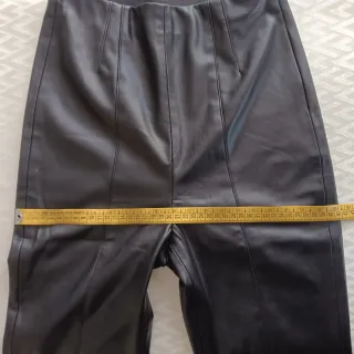 Pantalones efecto piel Zara