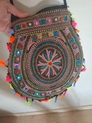 Bolso étnico bordado con flecos. Sin Marca