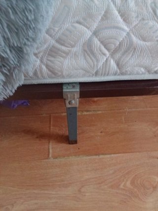 Mueble de dormitorio2 mesita una cómoda y colchón