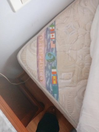 Mueble de dormitorio2 mesita una cómoda y colchón
