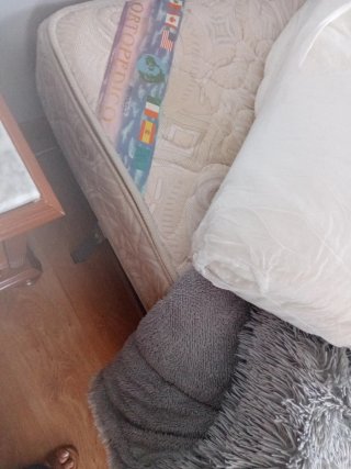 Mueble de dormitorio2 mesita una cómoda y colchón
