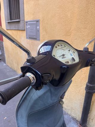 Vespa LX 50cc Azul y Beige