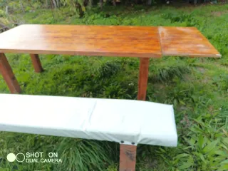 Mesa grande de madera con banco