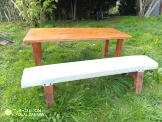 Mesa grande de madera con banco
