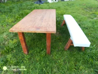 Mesa grande de madera con banco