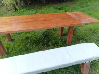 Mesa grande de madera con banco