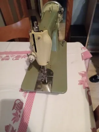 Máquina de coser Alfa antigua