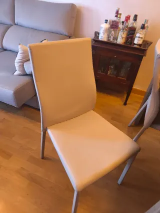 Mesa comedor extensible  y 4 sillas polipiel