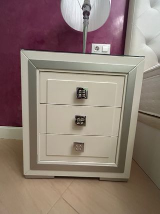 2 Mesitas de noche blancas y plateadas