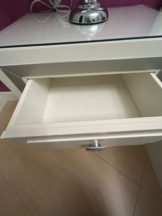 2 Mesitas de noche blancas y plateadas