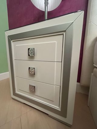 2 Mesitas de noche blancas y plateadas