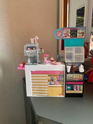 Conjunto Barbie: Cafetería y Muñecas