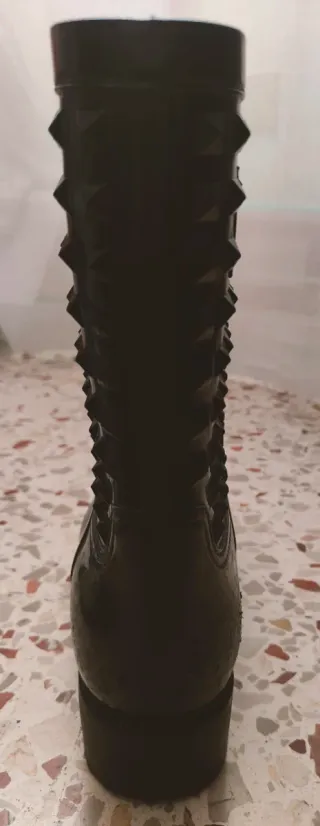 Botas de agua negras con tachuelas