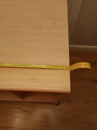 Scrivania con scomparti e ruote