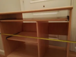 Scrivania con scomparti e ruote