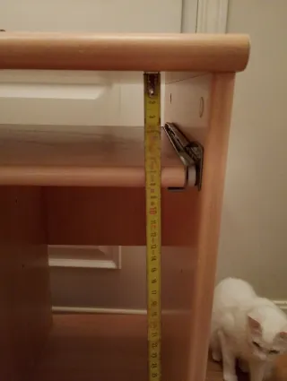 Scrivania con scomparti e ruote