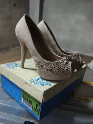 Zapatos de tacón beige y dorados talla 35