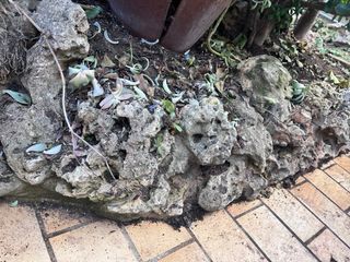 Piedras decorativas agujereadas