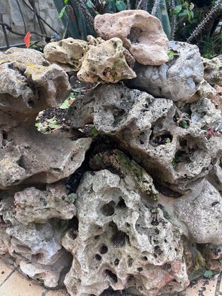 Piedras decorativas agujereadas
