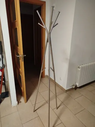 Perchero de metal plateado