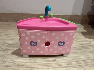 Cocina de juguete rosa con accesorios