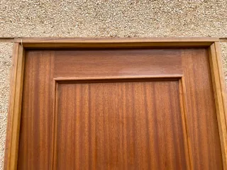 Puerta de madera sapelly