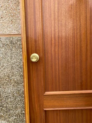 Puerta de madera sapelly