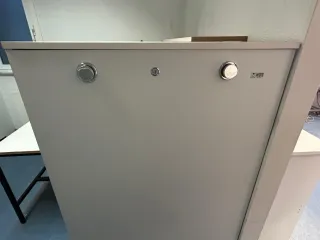 Armario para almacenar planos colgados.