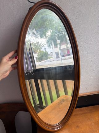 Espejo ovalado de madera