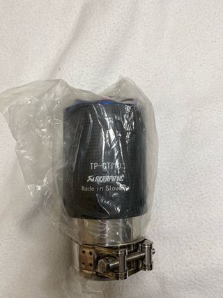 Embellecedor de escape imitación a Akrapovič.