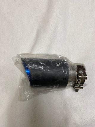 Embellecedor de escape imitación a Akrapovič.