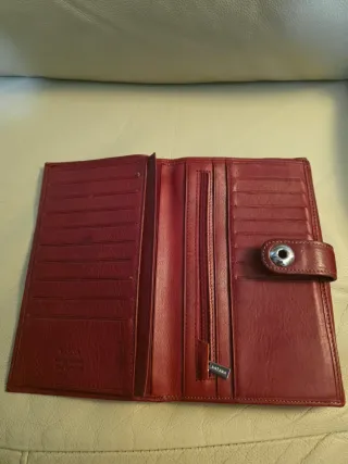 Cartera de piel roja