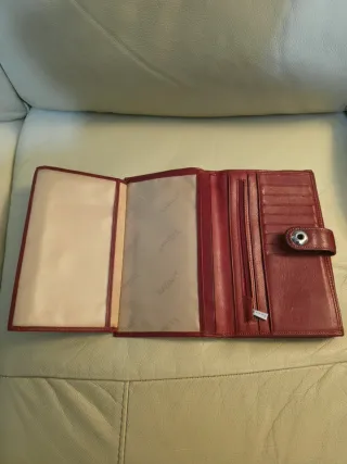 Cartera de piel roja