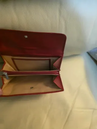 Cartera de piel roja