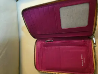 Cartera de piel roja