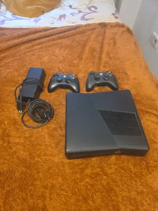 Xbox 360 Negra con dos Mandos y Cableado