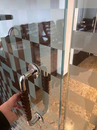 Puerta de cristal con diseño