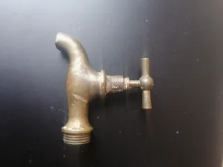 Grifo antiguo de latón