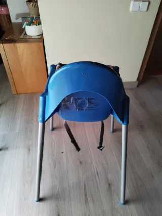 Trona azul con arnés