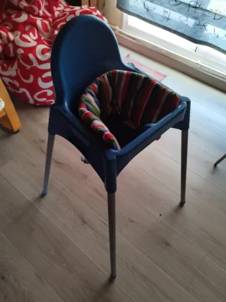 Trona azul con arnés